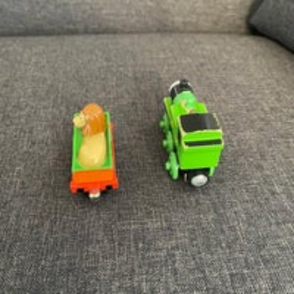 Thomas and Friends Wood Oliver and Diecast Carnival Car
